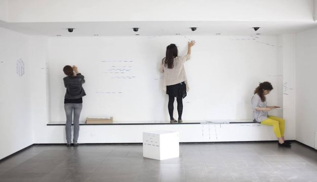 Pročitajte više o članku Prostori izmeu: Dijalozi o dizajnu izložbi (4. 7. – 17. 7. 2013.)